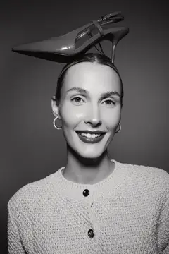 Улыбающаяся женщина с туфлей на голове