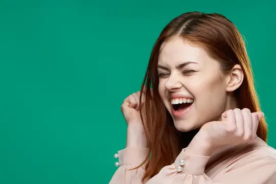Привлекательная женщина с притягательным взглядом, кадр обрезан