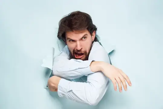 Мужчина в голубой рубашке