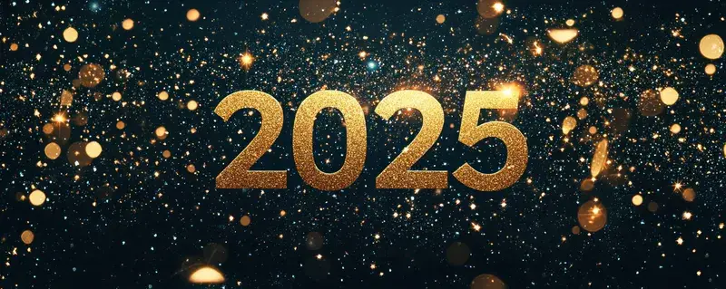 Жирные цифры 2025 переливающегося золотого цвета на темном фоне, наполненном сияющими частицами и искристыми эффектами, олицетворяют праздник и процветание