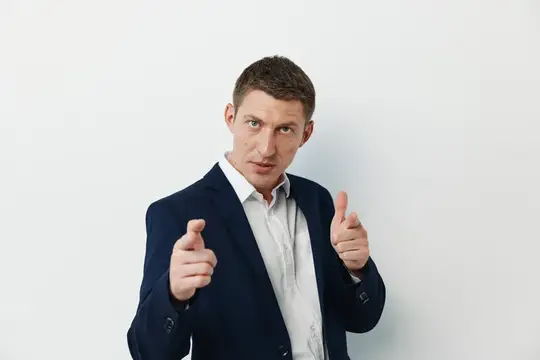 Позитивные мужчины в серой официальной одежде стоят профессионально
