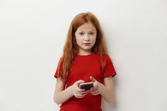 Девушка с милым лицом, красивая, использует смартфон