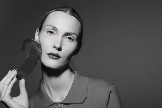 Светловолосая женщина с зеркалом в чёрно-белом портрете