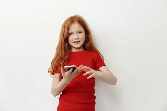 Умная женщина отправляет сообщение по мобильному телефону