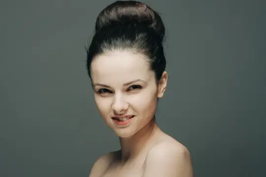 Симпатичная женщина с обнажёнными плечами, чистая кожа, мода, гламур