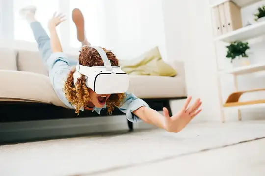 Кудрявая девушка в VR-очках парит над диваном в гостиной