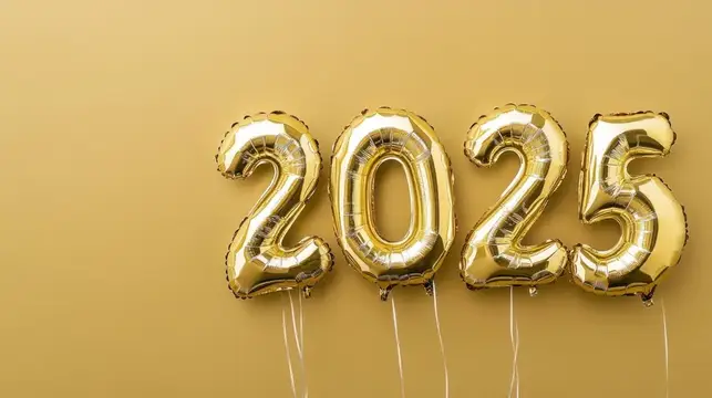 Золотые фольгированные шары с цифрами 2025 на бежевом фоне