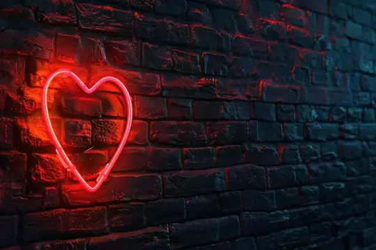 Светящееся неоновое сердце в форме висит на фоне темно-синей и черной кирпичной стены, создавая яркую романтическую атмосферу