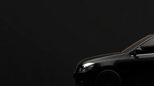 Черный автомобиль на темном фоне с горящей фарой