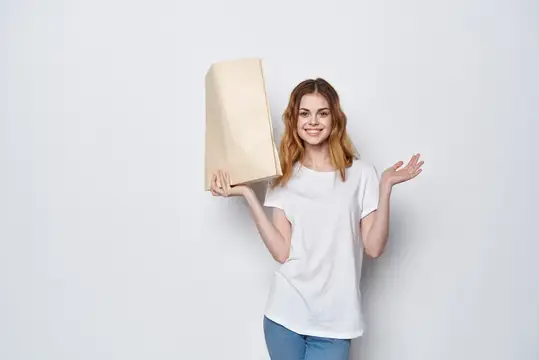 Симпатичная женщина с пакетом продуктов, доставка покупок, образ жизни