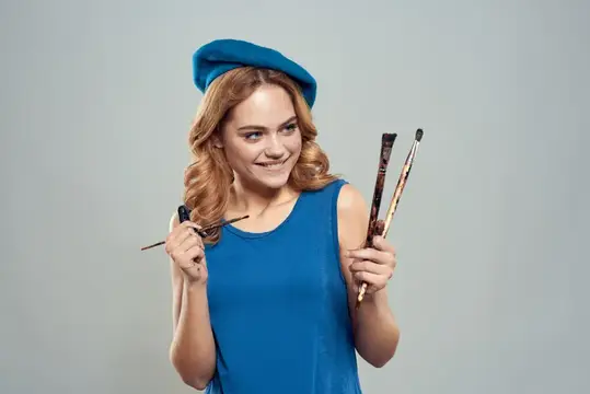 Женщина-художница с кистью в руке, синий берет, платье, хобби, искусство, образ жизни на светлом фоне