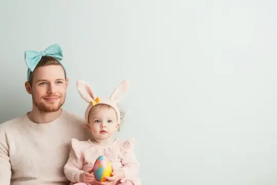 Мужчина с голубым бантом и малышка с пасхальным яйцом