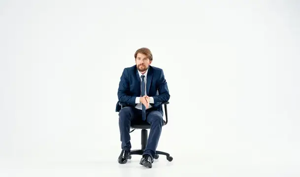 Бизнесмен сидит в кресле, офисная работа, менеджер на изолированном фоне