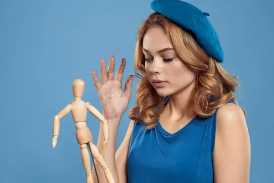 Женщина-художница держит в руках деревянный манекен, мольберт, искусство, творческое хобби, голубой фон