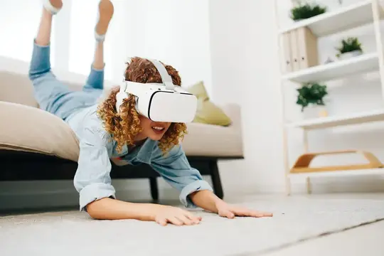 Виртуальная реальность: улыбающаяся женщина играет в игру дома в VR-очках, окруженная футуристическими цифровыми технологиями в современной домашней гостиной