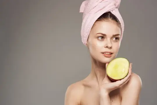 Женщина с обнаженными плечами, чистая кожа, здоровье, витамины, крупный план манго