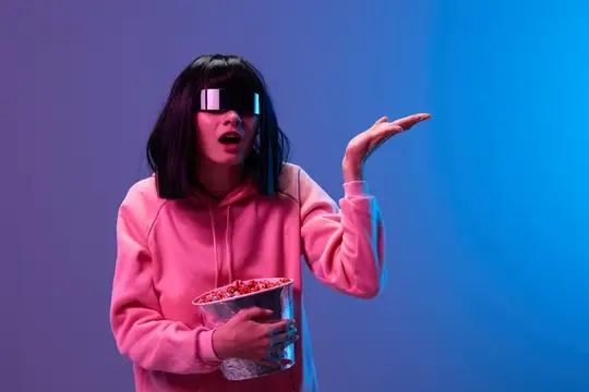 Удивлённая девушка в 3D-очках с попкорном в неоновом свете