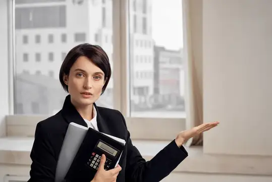 Деловая женщина с калькулятором и папкой жестом приглашает к разговору