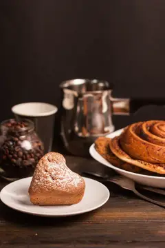 Сердечное печенье с корицей и кофе на тёмном столе