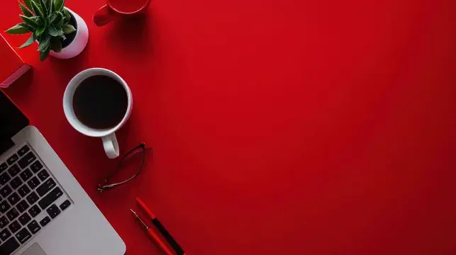 Рабочий стол с ноутбуком, кофе и суккулентом на красном фоне
