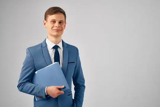 Уверенный молодой человек в синем костюме с папкой