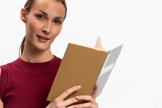 Молодая женщина с книгой в руках на белом фоне