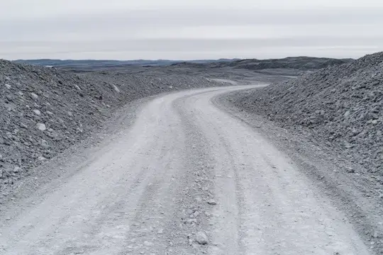 Пасмурное небо, холодный воздух и грубые текстуры создают унылое настроение