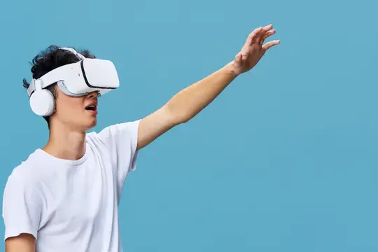 Молодой человек в VR-очках тянет руку на голубом фоне