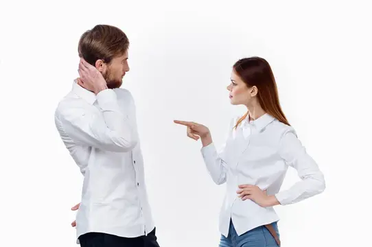 Женщина отчитывает мужчину и указывает на него пальцем