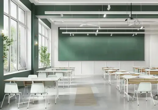 Светлый пустой класс с зелёной доской и рядами парт