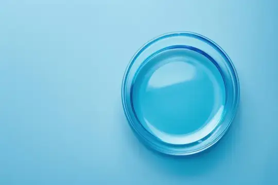 Стеклянная тарелка на голубом фоне с мягкими бликами