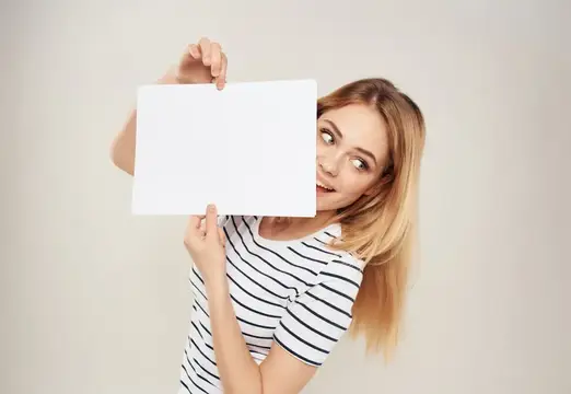 Весёлая блондинка в полосатой футболке с белой простынёй, реклама кофе и пространства