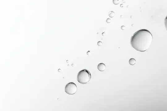 Капли воды на светлой гладкой поверхности