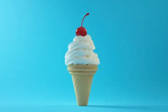 Вафельный рожок с белым мягким мороженым и вишней на синем фоне