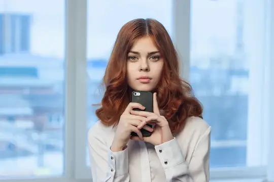 Женщина в рубашке с телефоном в руках, офис, технологии