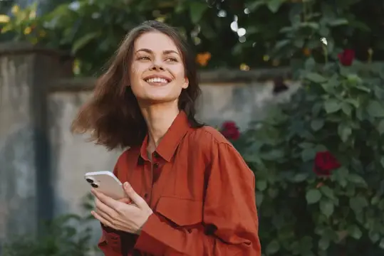 Лайфстайл-портрет женщины, наслаждающейся моментом на свежем воздухе