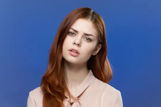 Привлекательная женщина, роскошь, эмоция, очарование, кадрированный вид на голубом фоне