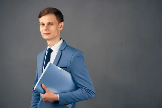 Бизнесмен в костюме с документами работает в профессиональном офисе
