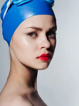 Спортивная женщина в плавательных очках, занимается фитнесом и тренируется