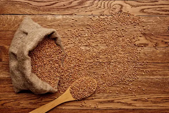 Крупный план деревянной посуды и органических продуктов питания из продуктового магазина