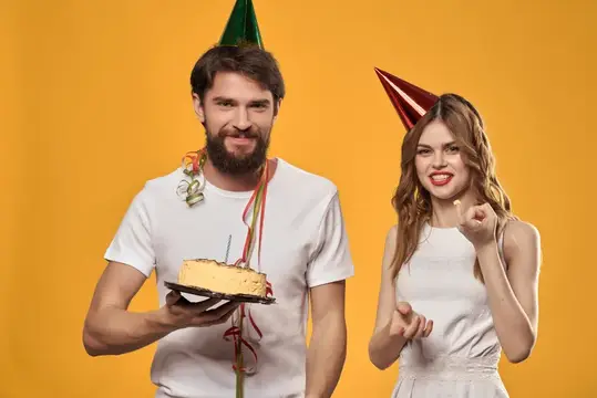 Веселая молодая пара в кепках на головах