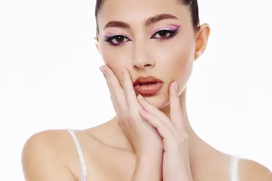Портрет азиатской девушки с ярким макияжем на белом фоне