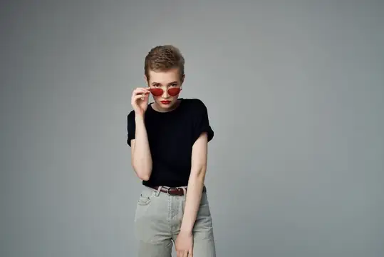Красивая женщина в черной футболке, современный стиль на изолированном фоне