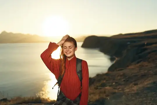 Женщина-туристка на открытом воздухе, скалистые горы, пейзаж, солнце, отпуск