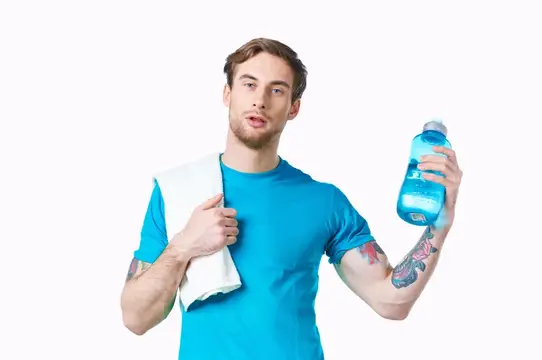 Спортсмен с полотенцем на плече и бутылкой воды, энергия, здоровье, тренировка