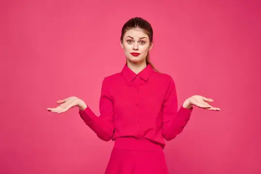 Женщина на розовом фоне в модной одежде, с ярким макияжем и причёской, модель, свободное пространство