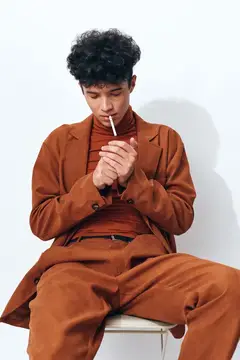 Курящий мужчина, портрет лица, деловой стиль жизни