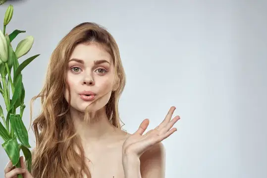 Девушка с цветами, крупный план, портрет, обрезка по плечи, весна, обнажённые плечи, чистая кожа, макияж