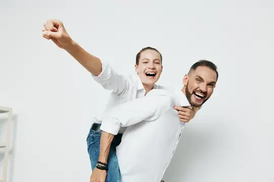 Этот портрет подчеркивает профессиональную командную работу, дружеский энтузиазм и эмоциональную открытость на фоне одного яркого фона, передавая амбициозность, сотрудничество и позитивную рабочую…