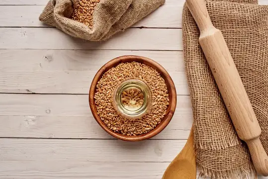 Крупный план приготовления мюсли для утреннего перекуса